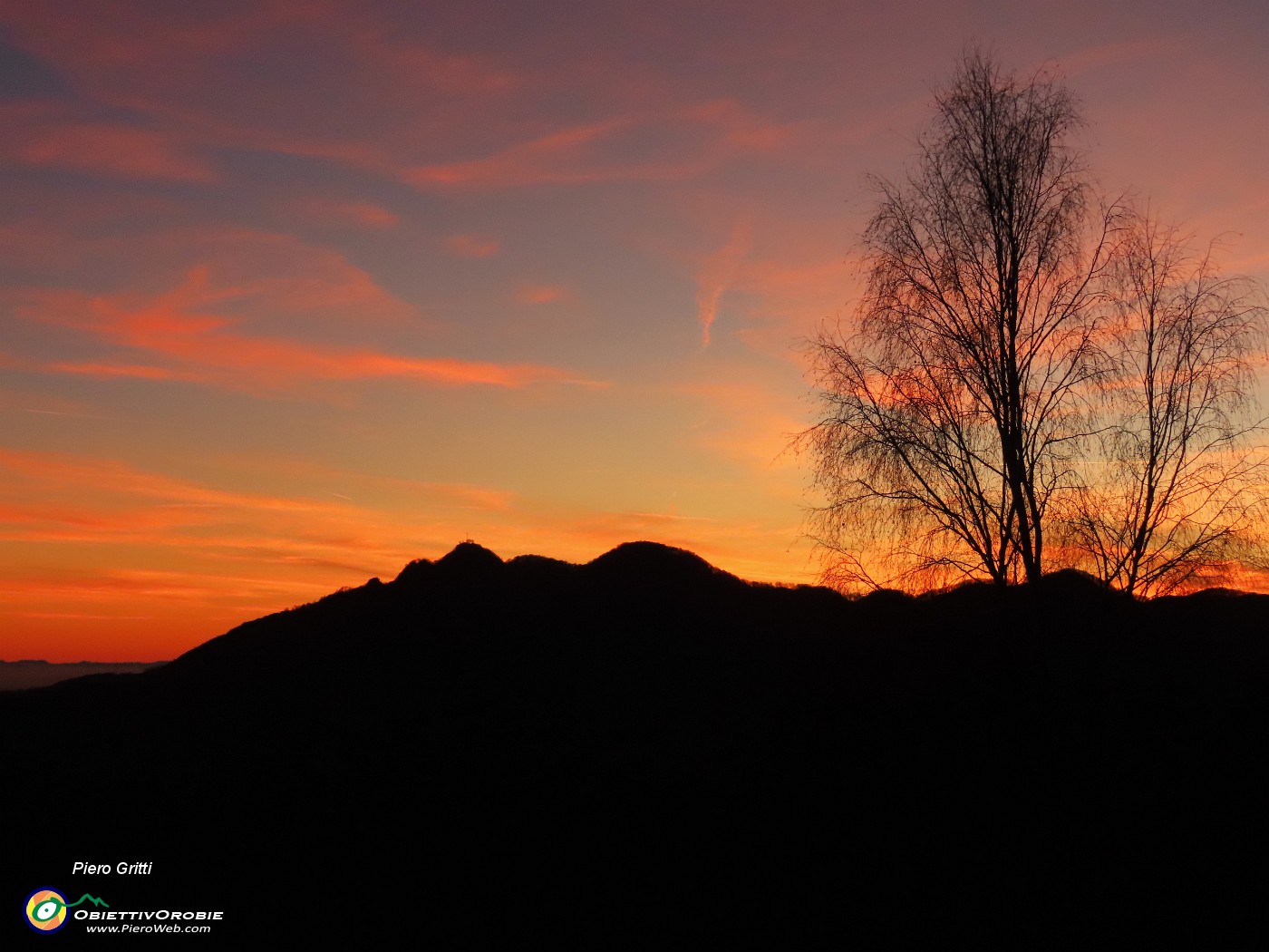 66 ...nella luce e nei colori del sole tramontato dietro lo Zucco.JPG